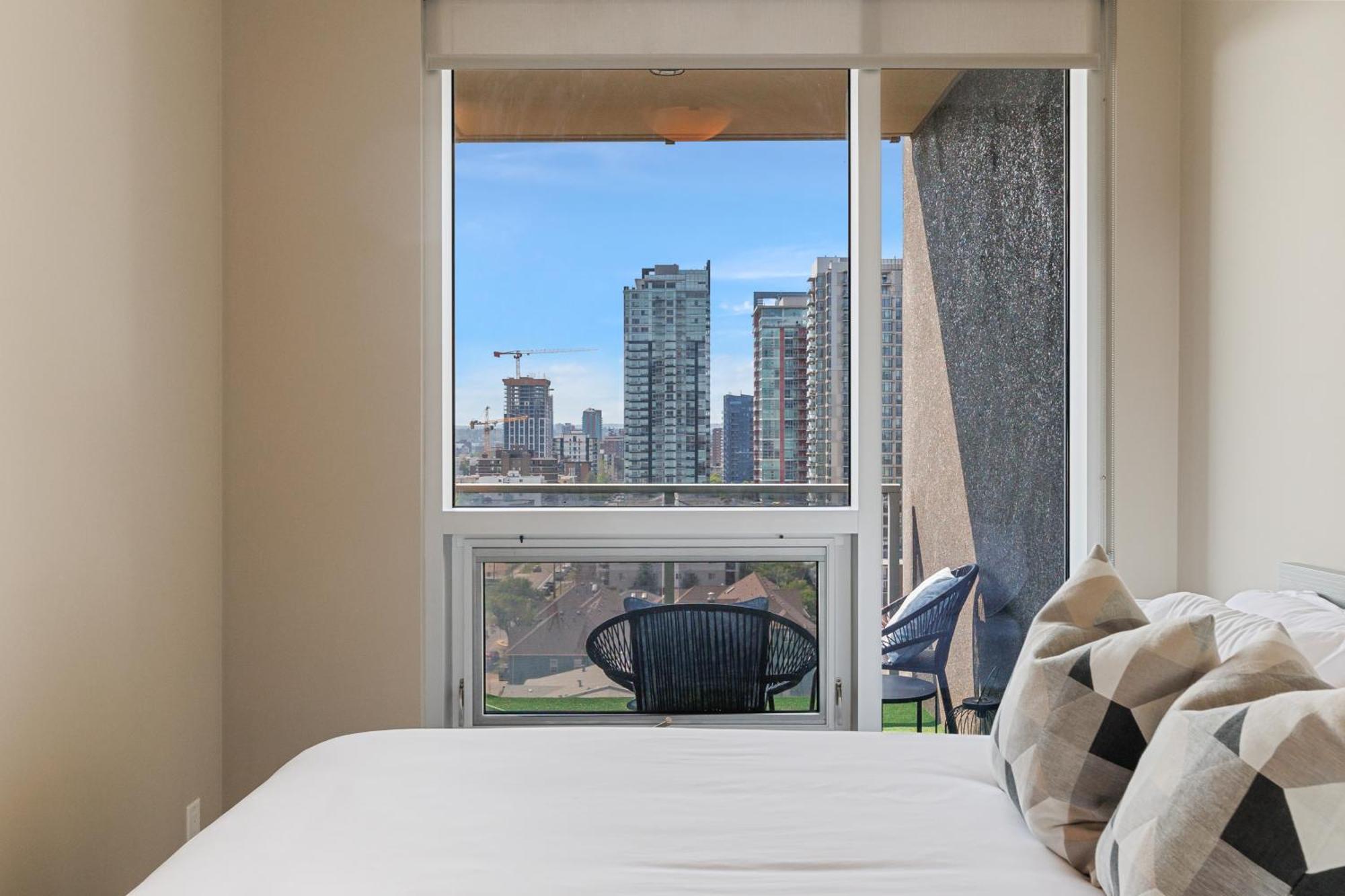 Heart Of Downtown Calgary Spacious Luxury Condo With Stunning Views And Premium Amenities Dış mekan fotoğraf